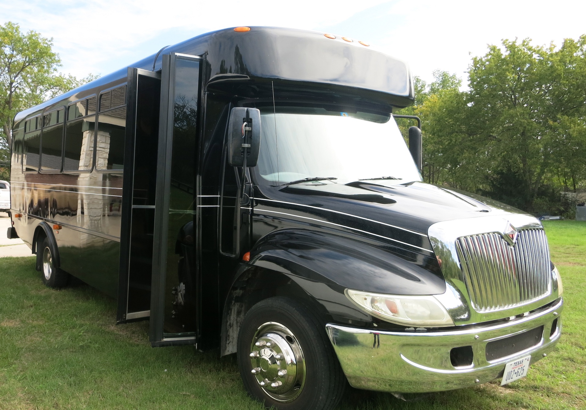 Kingwood Party bus rental services and limo services